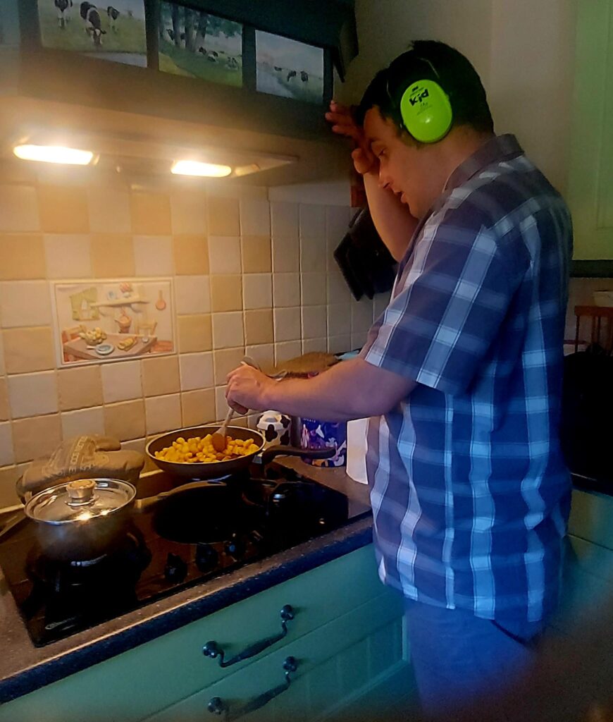 Eerste bewoner bezig met koken