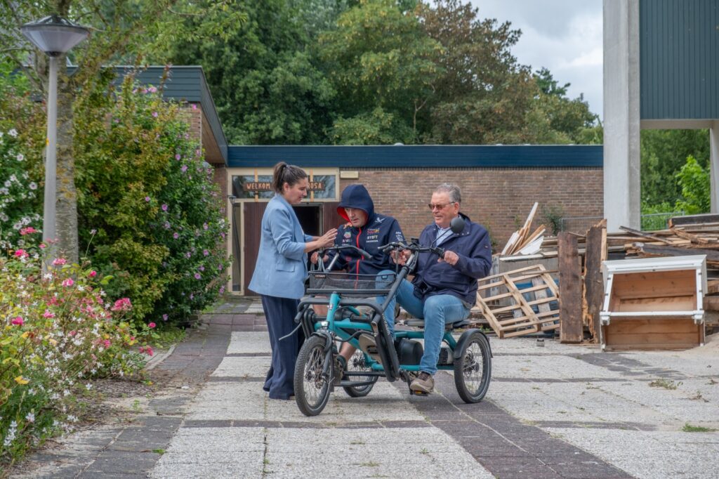 Initiatiefnemers bij de duofiets voor de nieuwe locatie waar de bouwactiviteiten in volle gang zijn. 