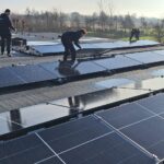 Zonnepanelen worden geplaatst