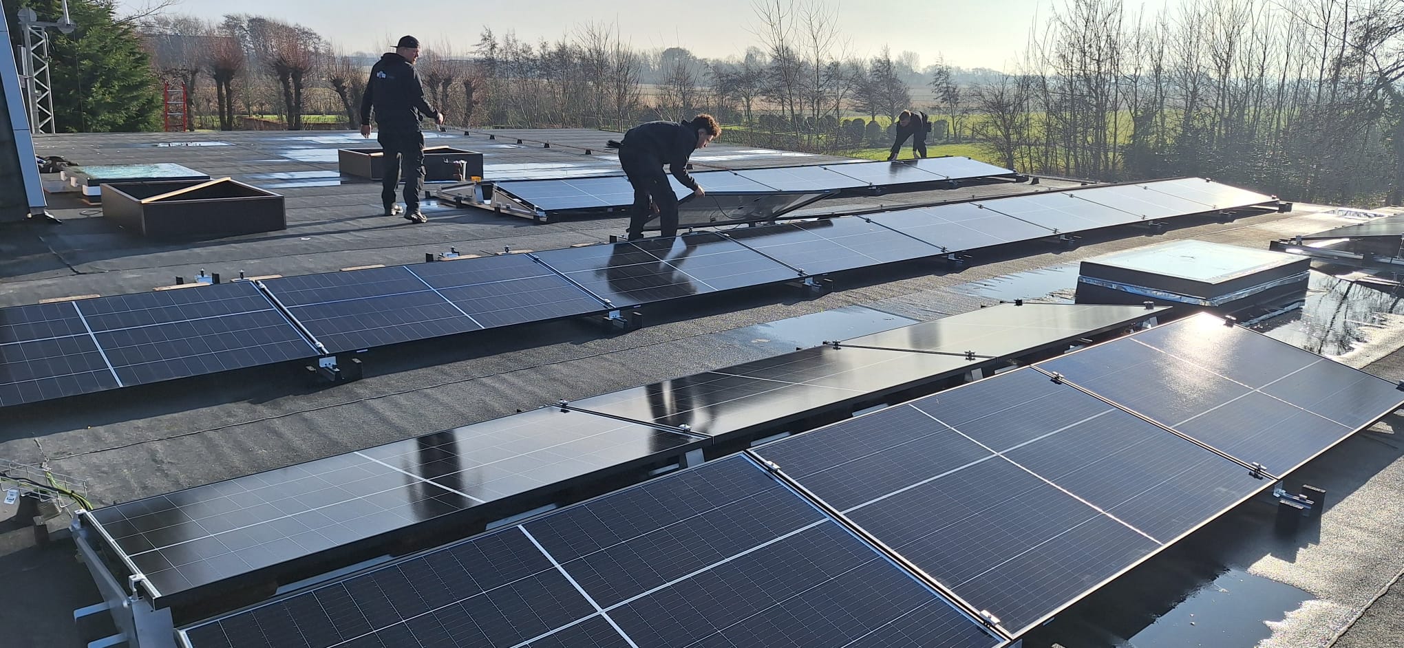 Buiten zit het dak erop, binnen gaat het dak eraf